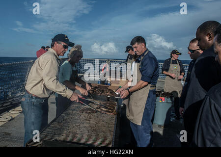 Jeff Peters, cuochi dalla valle stati, rimuove le bistecche da una griglia per servire i marinai a bordo del Arleigh Burke-class guidato-missile destroyer USS Halsey (DDG 97), nel corso di un acciaio barbecue sulla spiaggia. Cuochi di La Valle è un gruppo eterogeneo di uomini e donne d'affari che, dal 2001, hanno consegnato circa 53 tonnellate di Harris Ranch, 12 once New York bistecche a più di 140.000 i marinai e marines in tutto il mondo. Halsey è sulla distribuzione negli Stati Uniti 7 flotta area di operazioni il supporto di sicurezza e stabilità nella Indo-Asia-regione del Pacifico. (U.S. Foto di Marina di Massa con specialisti di comunicazione Foto Stock