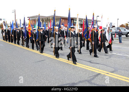 Velisti assegnati alla Naval Air Station Whidbey Island portano gli indicatori di stato di tutti i 50 stati degli Stati Uniti durante la Oak Harbor veterani parata del giorno, nov. 8. (U.S. Foto di Marina di Massa lo specialista di comunicazione 2a classe John Hetherington/RILASCIATO) Veterani parata del giorno 141108-N-DC740-042 Foto Stock