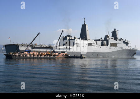 150302-N-NZ935-145Sasebo, Giappone (2 marzo 2015) Le gru dal Navy munizioni comando, Sezione Asia orientale, spostare in posizione per avviare le munizioni sul carico con il trasporto anfibio nave USS Green Bay (LPD 20) mentre si siede al di ancoraggio a Sasebo porto. Green Bay è parte della USS Bonhomme Richard anfibio gruppo pronto ed è distribuito negli Stati Uniti 7 flotta area di operazioni. (U.S. Foto di Marina di Massa lo specialista di comunicazione 1a classe Joshua Hammond/RILASCIATO) USS Green Bay 150302 azione-N-NZ935-145 Foto Stock