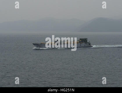 150302-N-EI510-109 Sasebo, Giappone (2 marzo 2015) Landing Craft Utility (LCU) 1631 assegnato alla spiaggia navale unità (NBU) 7 si avvicina alla distribuito trasporto anfibio dock nave USS Green Bay (LPD 20). Green Bay è la sostituzione del smantellata Austin-classe di trasporto anfibio dock nave USS Denver (LPD 9), precedentemente distribuita a Sasebo, e rafforzerà la presenza anfibio NEGLI STATI UNITI 7 flotta come parte degli Stati Uniti La marina di piano a lunga portata per inviare le più avanzate e in grado di unità per la regione Asia Pacifico. (U.S. Foto di Marina di Massa lo specialista di comunicazione di terza classe Scott Barnes/R Foto Stock