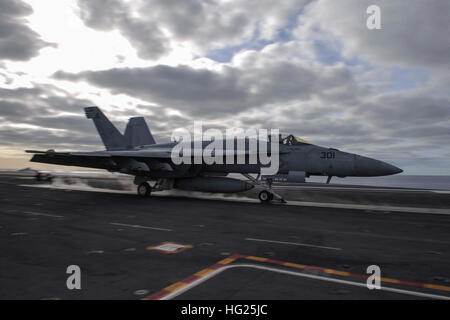 150318-N-FI568-254 OCEANO ATLANTICO (18 marzo 2015) - Un'F/A-18F Super Hornet, assegnato all'Knighthawks di Strike Fighter Squadron di attacco (VFA)136, lancia off il ponte di volo della Nimitz-class portaerei USS Theodore Roosevelt CVN (71) Il 18 marzo 2015. Theodore Roosevelt distribuito da Norfolk e verrà eseguito un cambio di homeport a San Diego a conclusione della distribuzione. Theodore Roosevelt sta conducendo operazioni navali negli Stati Uniti Sesta flotta area di operazioni a sostegno degli Stati Uniti per gli interessi di sicurezza nazionali in Europa. (U.S. Foto di Marina di Massa lo specialista di comunicazione di terza classe Taylo Foto Stock