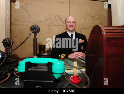 150324-N-BD333-095 Portsmouth, Inghilterra (24 marzo 2015) - Cmdr. Paolo Allgeier, delegato della classe Arleigh-Burke missile destroyer USS Winston S. Churchill (DDG 81), siede nel Sir Winston S. Churchill's sedia nel suo ufficio-camera da letto durante un tour del Churchill War Rooms Museum di Londra, 24 marzo 2015. Theodore Roosevelt Carrier Strike gruppo (TRCSG) leadership ha partecipato anche alla visita del museo. Churchill, home-ported a Norfolk, sta conducendo operazioni navali negli Stati Uniti Sesta flotta area di operazioni a sostegno degli Stati Uniti per gli interessi di sicurezza nazionali in Europa. (U.S. Foto di Marina Foto Stock