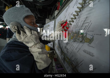 150402-N-GV664-047 OCEANO ATLANTICO (3 aprile 2015) Boatswain compagno del 3° di classe Beyontee Carter, da Chicago, serve come un ponte plotter durante una simulazione di quartieri generali trapano a bordo della USS Donald Cook (DDG 75) come parte della bandiera ufficiale della formazione del mare (FOST), 3 aprile 2015. Donald Cook, un Arleigh Burke-class guidato-missile destroyer distribuita a Rota, Spagna, sta conducendo operazioni navali negli Stati Uniti Sesta flotta area di operazioni a sostegno degli Stati Uniti per gli interessi di sicurezza nazionali in Europa. (U.S. Foto di Marina di Massa lo specialista di comunicazione 2a classe Karolina A. Oseguera/RILASCIATO) USS Donald Cook Foto Stock