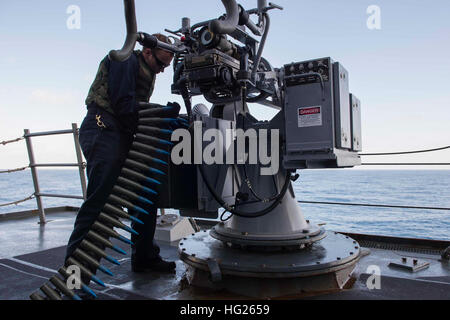 150403-N-VC236-061 MARE MEDITERRANEO (3 aprile 2015) - Da bombardieri Mate 3° di classe Tyler Dringus, da Marlton, N.J., carichi di giri in una Mk 38 25mm chain gun durante un'esercitazione a fuoco a bordo della Arleigh Burke-class guidato-missile destroyer USS Farragut (DDG 99) Aprile 3, 2015. Farragut, homeported a Mayport, Florida, sta conducendo operazioni navali negli Stati Uniti Sesta flotta area di operazioni a sostegno degli Stati Uniti per gli interessi di sicurezza nazionali in Europa. (U.S. Foto di Marina di Massa lo specialista di comunicazione di terza classe Jackie Hart/RILASCIATO) USS Farragut pistola spara 150403-N-VC236-061 Foto Stock