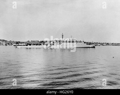 USS Whetstone (LSD-27) zavorrato verso il basso fuori San Diego, la California il 14 novembre 1952. Stati Uniti Storia navale e patrimonio Il comando di una fotografia. USS Whetstone (LSD-27) zavorrato verso il basso fuori San Diego nel 1952 Foto Stock