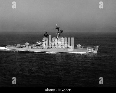 USS Hull (DD-945) in corso al largo della costa della California Meridionale, 21 ottobre 1971. Fotografata da PH1 B.L. Kuykendall, USN. Ufficiale DEGLI STATI UNITI Fotografia della marina, dalle collezioni del Naval centro storico. USS Hull (DD-945) in corso al largo della costa della California del Sud 1971 Foto Stock