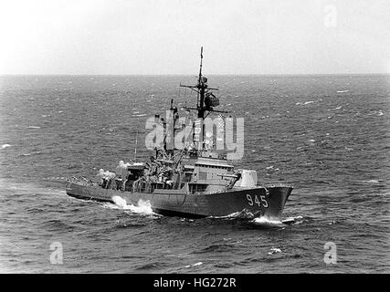 In corso nell'Oceano Pacifico, durante la fase iniziale di prove a bordo del marchio 71 8/55 grande calibro pistola leggera, 17 aprile 1975. Ufficiale DEGLI STATI UNITI Fotografia della marina, dalle collezioni del Naval centro storico. USS Hull (DD-945) in corso nel mese di aprile 1975 Foto Stock