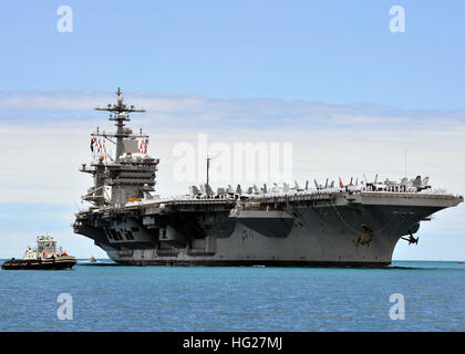 150527-N-SU468-007 PEARL HARBOR (27 maggio 2015) La Nimitz-class portaerei USS Carl Vinson (CVN 70) arriva in corrispondenza della giunzione base Harbor-Hickam perla per una visita di porta in rotta per il suo homeport di San Diego a seguito di un quasi dieci mesi di distribuzione per il Pacifico occidentale e del Golfo Arabo. Carl Vinson è stato distribuito negli Stati Uniti 7 e 5 aree di flotta di funzionamento del funzionamento di supporto inerenti risolvere, le operazioni di sicurezza marittima, teatro e la cooperazione in materia di sicurezza gli sforzi nel Indo-Asia-regione del Pacifico. (U.S. Foto di Marina di Massa lo specialista di comunicazione 2a classe Jeff Troutman/RILASCIATO) USS Carl Vinson Foto Stock