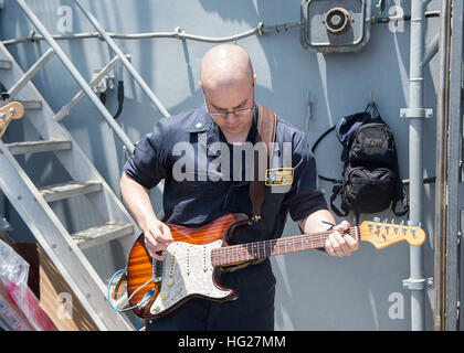 150527-N-ZY039-061 U.S. 5TH FLOTTA AREA DI OPERAZIONI (27 maggio 2015) -Lt. La Cmdr. Timothy Reeder, da Annapolis, Maryl., esegue un brano di disinnesto a bordo guidato-missili cruiser USS Normandia (CG 60) durante un rifornimento in mare con la forza militare di comando Sealift fast combattere la nave appoggio USNS Arctic (T-AOE 8). La Normandia è distribuito negli Stati Uniti Quinta Flotta area di operazioni come parte di Theodore Roosevelt Carrier Strike gruppo supporto di funzionamento inerenti risolvere, colpire le operazioni in Iraq e Siria come diretto, conducendo le operazioni di sicurezza marittima e di teatro di sicurezza gli sforzi di cooperazione in Foto Stock