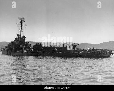 USS Aaron Ward (DM-34) nel Kerama Retto anchorage, 5 maggio 1945, che mostrano danni ricevuti quando è stata colpita da diversi kamikaze off Okinawa il 3 maggio. Raccolta di Fleet Admiral Chester W. Nimitz, USN. Stati Uniti Marina Centro Storico fotografia. USS Aaron Ward (DM-34) nel Kerama Retto ancoraggio nel maggio 1945 Foto Stock