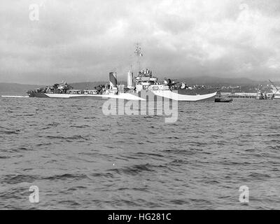 USS Farragut (DD-348) off Puget Sound Navy Yard, Bremerton, Washington, 29 settembre 1944. Il suo schema di mimetizzazione è misura 31, Design 7d. Fotografia dall'Ufficio di presidenza di navi raccolta negli Stati Uniti Archivi nazionali. USS Farragut (DD-348) off Puget Sound Navy Yard nel settembre 1944 Foto Stock