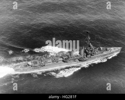 USS Farragut (DD-348) in corso in mare nel mese di agosto 1944. Ufficiale DEGLI STATI UNITI Fotografia della marina militare, ora nelle collezioni di archivi nazionali. USS Farragut (DD-348) in corso in mare nel mese di agosto 1944 Foto Stock