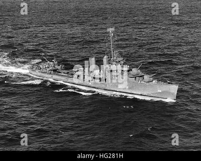 USS Farragut (DD-348) in mare, dicembre 1943. Ufficiale DEGLI STATI UNITI Fotografia della marina militare, ora nelle collezioni di archivi nazionali. USS Farragut (DD-348) in mare nel dicembre 1943 Foto Stock