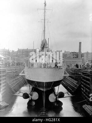 USS Farragut (DD-348) visto da poppa mentre in drydock, durante il 1930s. Stati Uniti Marina Centro Storico fotografia. USS Farragut (DD-348) visto da poppa mentre in drydock negli anni trenta del novecento Foto Stock