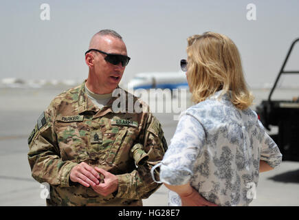 150701-N-SQ656-272 Kandahar, Afghanistan (Luglio 1, 2015) DEGLI STATI UNITI Comando Esercito Sgt. Il Mag. Roger Parker, Treno, consigliare e assistere il comando - Sud (TAAC-S) e U.S. Sotto il Segretario della Difesa per la politica Christine Wormuth discutere le operazioni in Afghanistan Kandahar Airfield a Kandahar, Afghanistan luglio 1, 2015. Wormuth incontrato con i leader in Afghanistan e ha visitato TAAC-S per discutere i progressi della NATO-led supporto risoluto di missione. (Militari USA FOTO DI Lt. Kristine Volk, risoluto sostegno degli affari pubblici/RILASCIATO) noi sotto il Segretario della Difesa Christine Wormuth visite a TAAC-S per discutere la risoluta S Foto Stock