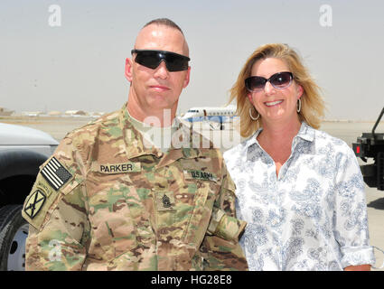 150701-N-SQ656-277 Kandahar, Afghanistan (Luglio 1, 2015) DEGLI STATI UNITI Comando Esercito Sgt. Il Mag. Roger Parker, Treno, consigliare e assistere il comando - Sud (TAAC-S) e U.S. Sotto il Segretario della Difesa per la politica Christine Wormuth stand a Kandahar Airfield a Kandahar, Afghanistan luglio 1, 2015. Wormuth incontrato con i leader in Afghanistan e ha visitato TAAC-S per discutere i progressi della NATO-led supporto risoluto di missione. (Militari USA FOTO DI Lt. Kristine Volk, risoluto sostegno degli affari pubblici/RILASCIATO) noi sotto il Segretario della Difesa Christine Wormuth visite a TAAC-S per discutere di sostegno deciso progresso 150701-N- Foto Stock