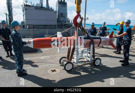 150718-N-SU278-015 spiaggia bianca, Giappone (Luglio 18, 2015) - velisti assegnati per il dock anfibio sbarco nave USS Germantown (LSD 42) Maniglia un BQM-74 drone dopo averlo portato sulla nave. Germantown è distribuito per la 7a flotta area di responsabilità come parte della nave è prevista estate patrol. (U.S. Foto di Marina di Massa Specialista comunicazione di seconda classe sarà Gaskill/RILASCIATO) USS Germantown operazioni 150718-N-SU278-015 Foto Stock