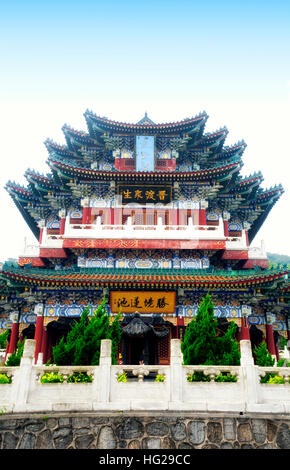 Un weathered costruzione cinese sulla vetta del monte tianmen presso il buddista Tianmen shan tempio di Zhangjiajie città nella provincia del Hunan in Cina. I caratteri m Foto Stock