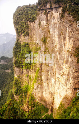 Le montagne e scogliere rocciose di tianmen o Tianmen shan nei pressi della città di Zhangjiajie nella provincia del Hunan in Cina. Foto Stock