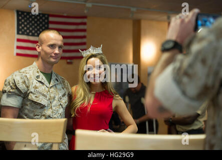 150826-N-LD343-008 SAN DIEGO (Agosto 26, 2015), Corrente Miss America Kira Kazantsev prende le foto con i membri del servizio al guerriero ferito centre al Naval Medical Center di San Diego. Miss America, country music artista Michael Peterson e "l'idolo americano" contestants Ace i giovani e Diana Degarmo sono in San Diego visitando l'assalto anfibio nave USS America (LHA 6) insieme con l' ex Presidente del Comune di capi di Stato Maggiore gen. Pietro Ritmo (pensionati) e della nave di sponsor Lynne ritmo durante "America giorno", un evento per onorare l'equipaggio e per i loro cari. (U.S. Navy foto di comunicazione di massa Speciali Foto Stock