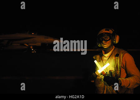 151002-N-ZF498-126 GOLFO ARABICO (ott. 2, 2015) - Aviazione di Boatswain Mate (Handeling) terza classe Brett Siebel controlli per verificare la linea di volo è chiaro prima di dare il segnale di lancio di un F/A-18F Super Hornet assegnato alla Red dissodatori di Strike Fighter Squadron (VFA) 11 durante la notte le operazioni di volo a bordo della portaerei USS Theodore Roosevelt CVN (71). Theodore Roosevelt è distribuito negli Stati Uniti Quinta Flotta area di operazioni di supporto inerente operazione di risolvere, colpire le operazioni in Iraq e Siria come diretto, le operazioni di sicurezza marittima e di protezione del teatro lo sforzo di cooperazione Foto Stock