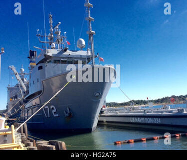 Norfolk, Virginia (ott. 19, 2015) i militari Sealift Command fleet ocean tug USNS Apache (T-ATF 172) è alimentato prima della distribuzione. La nave partì di Norfolk, Virginia, Ott. 19 per iniziare la ricerca del relitto dall'U.S. mancanti contrassegnati nave mercantile El Faro. Apache è dotato di diversi pezzi di un sottomarino di ricerca, comprese le attrezzature di un registratore dei dati di viaggio locator, side-scan sonar e un sottomarino ad azionamento remoto veicolo. La Marina ha la missione sarà quella di prima individuare la nave e, se possibile, per recuperare il registratore dei dati di viaggio - comunemente noto come una scatola nera. (U.S. Navy foto/RILASCIATO) 151 Foto Stock