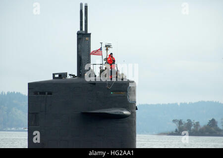 PUGET SOUND, nello Stato di Washington (Ott. 28, 2015) - Cmdr. Don Tenney, comandante della Los Angeles-classe fast-attacco sommergibile USS Albuquerque (SSN 706), sorge sul ponte come la barca transita a Puget Sound Naval Shipyard e Manutenzione intermedia Facility. Albuquerque si sta muovendo a Bremerton, nello Stato di Washington, da San Diego per avviare il processo di inattivazione e di smantellamento definitivo. La barca distribuito 19 volte visitato oltre venti paesi e cotto a vapore 500.000 miglia durante i suoi 32 anni di servizio. (U.S. Foto di Marina di Massa lo specialista di comunicazione 2a classe Amanda R. Gray/RILASCIATO) USS Albuquerqu Foto Stock