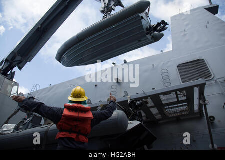 151104-N-GG858-005 OCEANO INDIANO (4 novembre 2015) Boatswain compagno del 3° di classe Troy Owens, da New Orleans, in Louisiana, assegnato a San Antonio-classe di trasporto anfibio dock nave USS ancoraggio LPD (23), segnali per sollevare un 11 metri di barca rigida gonfiabile (nervatura) che verrà utilizzato per dare aiuto a filamento dello Sri Lanka peschereccio M/V Lakshan. Lakshan divenne bloccate a causa di problemi di motore, contrassegnare all ancoraggio che erano state passando da. Rendering di ancoraggio aiuto all'equipaggio, la fornitura di cibo e acqua. M/V Beyanara è stato spedito ed è arrivato il giorno seguente per prendere in consegna assistenza della Lakshan. Un Foto Stock