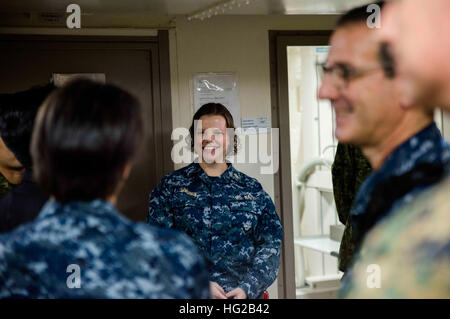 SASEBO, Giappone (feb. 11, 2016) Lt. Audrey Livesey conduce un tour delle strutture mediche a bordo il trasporto anfibio dock nave USS Green Bay (LPD 20). Tra il gruppo di tour sono stati i chirurghi militari dalla U.S. Pacifico Comando, Giapponese di autodifesa marittima forza e massa giapponese forza di autodifesa. Green Bay è attaccato al Bonhomme Richard anfibio gruppo pronto (ARG) e attualmente è in un selettivo disponibilità limitata (SRA). (U.S. Foto di Marina di Massa lo specialista di comunicazione 2a classe Chris Williamson/RILASCIATO) USS Green Bay 160211 operazioni-N-JH293-097 Foto Stock