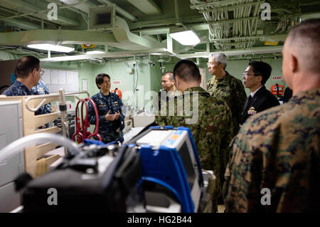 SASEBO, Giappone (feb. 11, 2016) Capt. Kristy McCallum, comandante del trasporto anfibio dock nave USS Green Bay (LPD 20), parla con i chirurghi militari dalla U.S. Pacifico Comando, Giapponese di autodifesa marittima forza e massa giapponese forza di autodifesa. Green Bay è attaccato al Bonhomme Richard anfibio gruppo pronto (ARG) e attualmente è in un selettivo disponibilità limitata (SRA). (U.S. Foto di Marina di Massa lo specialista di comunicazione 2a classe Chris Williamson/RILASCIATO) USS Green Bay 160211 operazioni-N-JH293-115 Foto Stock
