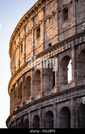 Il Colosseo di Roma nella luce del mattino. Foto Stock