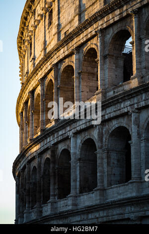 Il Colosseo di Roma nella luce del mattino. Foto Stock