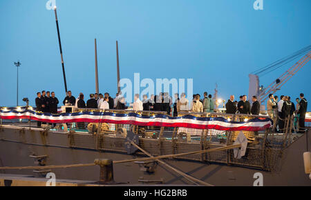 160410-N-FQ994-280 HAIFA, Israele (10 aprile 2016) USS Porter (DDG 78) ospita una reception cena a Haifa, Israele il 10 aprile 2016. Porter, un Arleigh Burke-class guidato-missile distruttore, distribuita a Rota, Spagna, partecipa in esercizio nobile Dina 2016, un trilaterale annuale esercizio condotte con Hellenic e forze israeliane per aumentare l'interoperabilità e tattica di competenze in un numero di zone di guerra. (U.S. Foto di Marina di Massa lo specialista di comunicazione di terza classe Robert S. Prezzo/RILASCIATO) USS Porter, DDG 78, sesta flotta, distruttore, Haifa, Israele. (25899910503) Foto Stock