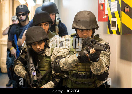 160612-N-EH218-070 Sasebo, Giappone (12 giugno 2016) - visita la scheda, ricerca e sequestro (VBSS) i membri del team dalla Marina militare indiana e visite-missili cruiser USS Mobile Bay (CG 53) stack fino a un passaggio di articolazione durante la formazione VBSS a bordo della Marina Indiana Deepak-class fleet tanker INS Shakti (A57) durante il Malabar 2016. Un trilaterale esercizio marittimo, Malabar è progettato per migliorare la cooperazione dinamica tra la Marina indiana, Giapponese marittima Forza di Autodifesa (JMSDF) e U.S. Le forze della marina in Indo-Asia-Pacifico. (U.S. Foto di Marina di Massa lo specialista di comunicazione 2a classe Ryan J. Batchelder Foto Stock