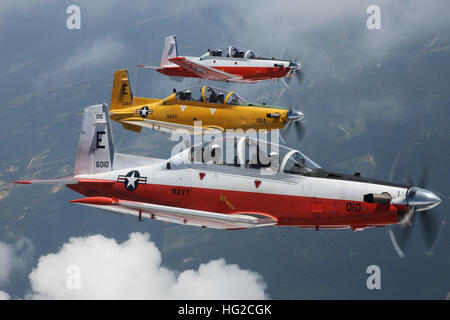 160621-N-HV841-002 MERLANO CAMPO, Fla. (21 giugno 2016) TRE STATI UNITI Navy T-6B 'texano II' aeromobile assegnati alla formazione Air Wing cinque, sorvolare Naval Air Station Whiting Campo in Milton, Florida. Aeromobile 166010 è il primo T-6B consegnati alla Marina degli Stati Uniti il 25 agosto 2009 e aeromobili 166260 è il 148th e finale T-6B consegnato a TRAWING-5 mediante Beechcraft Defense Company, una controllata di Textron aviazione. Poiché la sostituzione del venerabile Beechcraft T-34C 'Turbo Mentor' e il raggiungimento di capacità operativa iniziale in aprile 2010 a Naval Air Station Whiting Field, l'T-6B ha dimostrato di essere Foto Stock