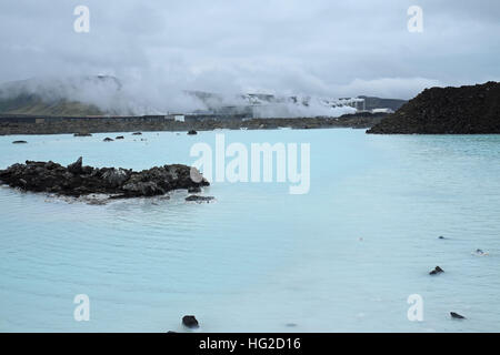 Parte della Laguna Blu con Svartsengi centrale geotermica al di là, Grindavík, Reykjanes penisola a sud di Reykjavik, Islanda. Foto Stock