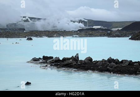 Parte della Laguna Blu con Svartsengi centrale geotermica al di là, Grindavík, Reykjanes penisola a sud di Reykjavik, Islanda. Foto Stock