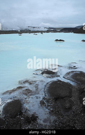 Parte della Laguna Blu con Svartsengi centrale geotermica al di là, Grindavík, Reykjanes penisola a sud di Reykjavik, Islanda. Foto Stock