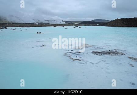 Parte della Laguna Blu con Svartsengi centrale geotermica al di là, Grindavík, Reykjanes penisola a sud di Reykjavik, Islanda. Foto Stock