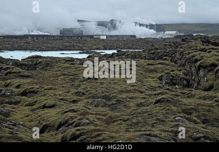 Parte della Laguna Blu con Svartsengi centrale geotermica al di là, Grindavík, Reykjanes penisola a sud di Reykjavik, Islanda. Foto Stock