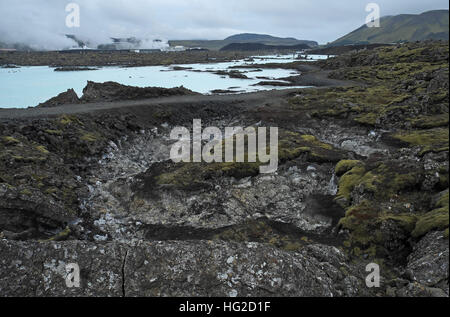 Parte della Laguna Blu con Svartsengi centrale geotermica al di là, Grindavík, Reykjanes penisola a sud di Reykjavik, Islanda. Foto Stock