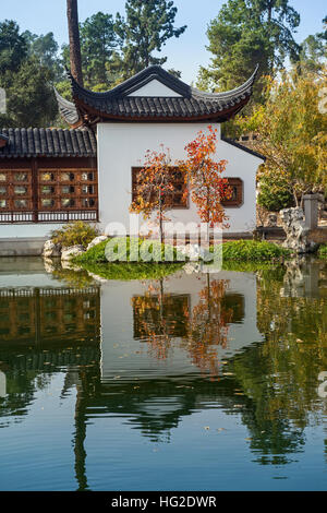 Ispirato dalla secolare tradizione cinese di giardini privati progettati per gli inseguimenti accademici, Liu Fang Yuan, o il giardino di un flusso di profumo, Foto Stock