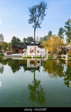 Ispirato dalla secolare tradizione cinese di giardini privati progettati per gli inseguimenti accademici, Liu Fang Yuan, o il giardino di un flusso di profumo, Foto Stock