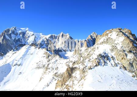 Mont Blanc, il picco più alto nelle Alpi sul confine Italia-francia. Paesaggio invernale. Foto Stock