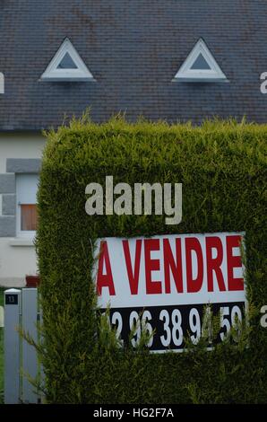 A vendre in vendita segno su una casa francese Foto Stock