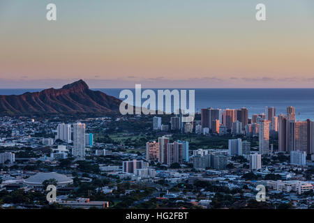 Ultima luce scintillante sulle torri in Waikiki da Tantalo Drive si affacciano a Honolulu. Foto Stock