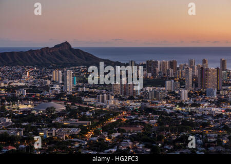 Una vista di Diamond Head e Waikiki al tramonto da Tantalo Drive si affacciano a Honolulu. Foto Stock