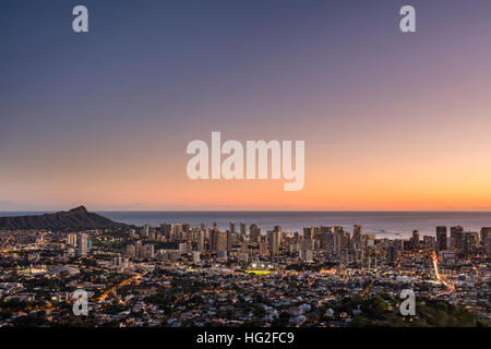 Una vista di Diamond Head e Waikiki al tramonto da Tantalo Drive si affacciano a Honolulu. Foto Stock