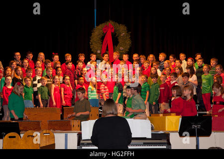 Grande per i bambini della scuola elementare di coro sul palco a cantare i canti natalizi. Natività scuola St Paul Minnesota MN USA Foto Stock