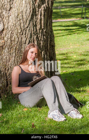 Uno studente di Harvard Yard - Harvard Square, Cambridge, MA Foto Stock